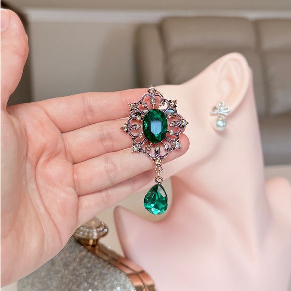 Classic Vintage Green and Gold Brooch - Picture 5 of 8